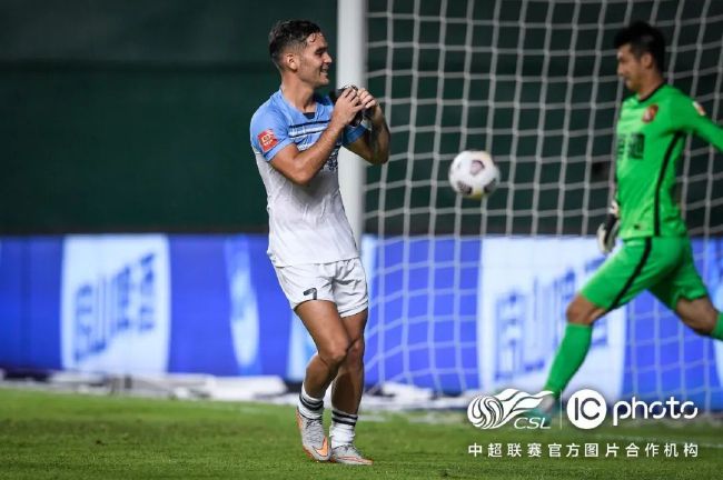 上半场伤停补时2分钟，半场结束，AC米兰暂1-1萨勒尼塔纳。